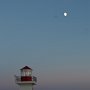 <p align=left>Le phare du camping est un attrait en soi, mais un soir de presque pleine lune, c'est magique. 